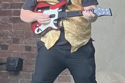 Reach's guitarist showing off his fretwork