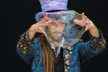 Maxwell creating a bubble